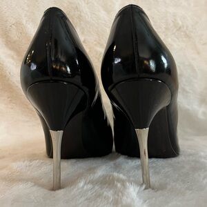 Stuart Weitzman black patent leather pump with chrome heels. Size 8. Good cond.